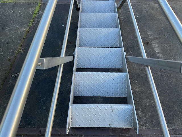 Aluminium trap met leuningen - afbeelding 7 van  7
