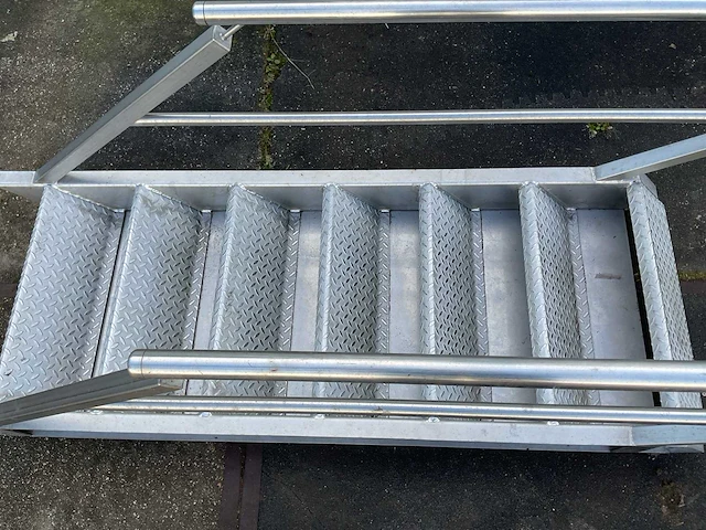 Aluminium trap met leuningen - afbeelding 1 van  4