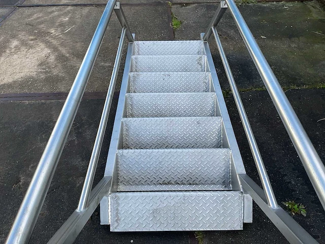 Aluminium trap met leuningen - afbeelding 2 van  4