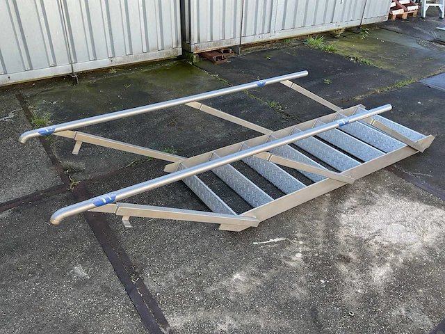 Aluminium trap met leuningen - afbeelding 1 van  5