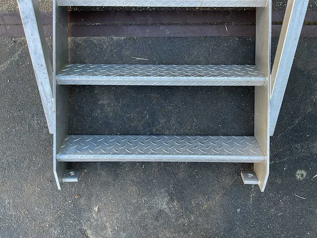 Aluminium trap met leuningen - afbeelding 5 van  5