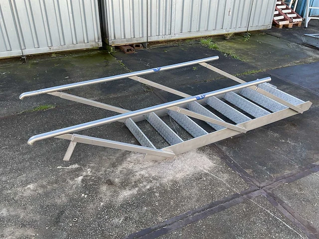 Aluminium trap met leuningen - afbeelding 1 van  6