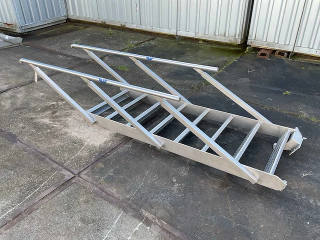 Aluminium trap met leuningen - afbeelding 2 van  6