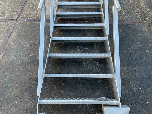 Aluminium trap met leuningen - afbeelding 4 van  6