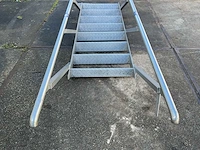 Aluminium trap met leuningen - afbeelding 5 van  6