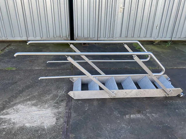 Aluminium trap met leuningen - afbeelding 7 van  7