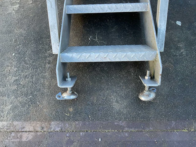 Aluminium trap met leuningen - afbeelding 2 van  7