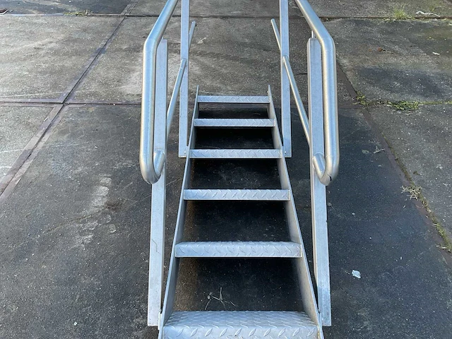 Aluminium trap met leuningen - afbeelding 3 van  7