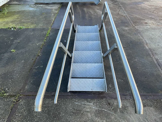 Aluminium trap met leuningen - afbeelding 4 van  7