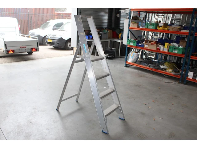 Aluminium trap solide met drie treden en bordes - afbeelding 1 van  2