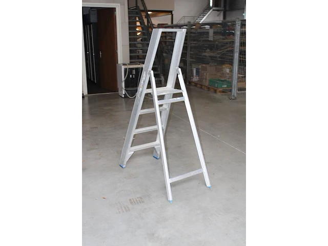Aluminium trap solide met drie treden en bordes - afbeelding 2 van  2