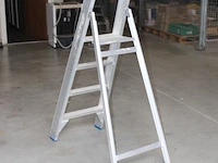 Aluminium trap solide met drie treden en bordes - afbeelding 2 van  2