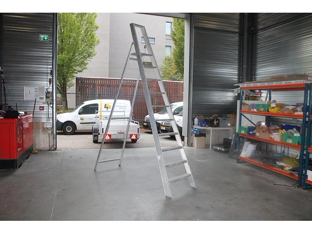 Aluminium trap solide met negen treden en bordes - afbeelding 1 van  2