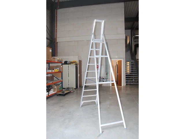 Aluminium trap solide met negen treden en bordes - afbeelding 2 van  2