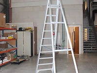 Aluminium trap solide met negen treden en bordes - afbeelding 2 van  2