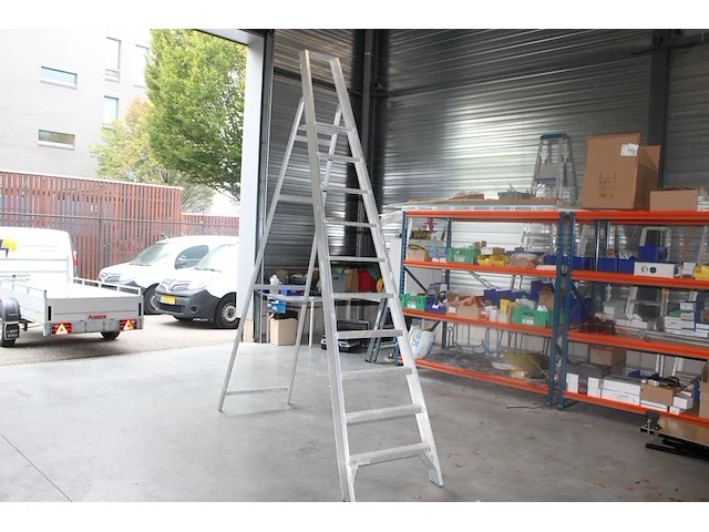 Aluminium trap solide met negen treden en bordes - afbeelding 1 van  2