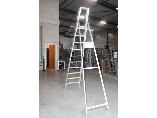 Aluminium trap solide met negen treden en bordes - afbeelding 2 van  2