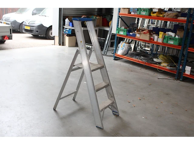 Aluminium trap solide met twee treden en bordes - afbeelding 1 van  2