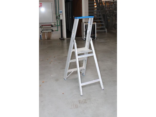Aluminium trap solide met twee treden en bordes - afbeelding 2 van  2