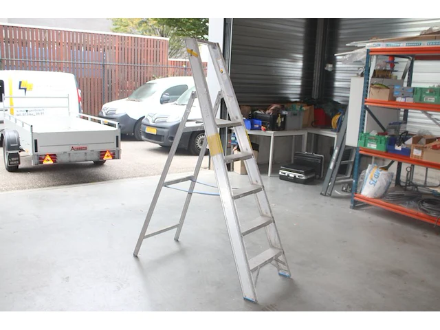 Aluminium trap solide met vier treden en bordes - afbeelding 1 van  2
