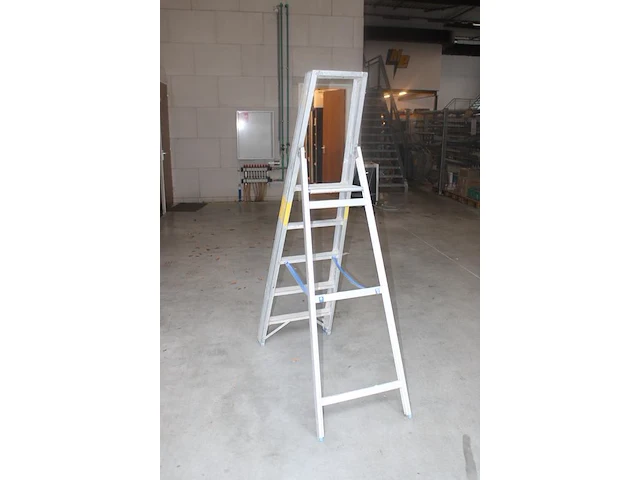 Aluminium trap solide met vier treden en bordes - afbeelding 2 van  2