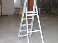 Aluminium trap solide met vier treden en bordes - afbeelding 2 van  2