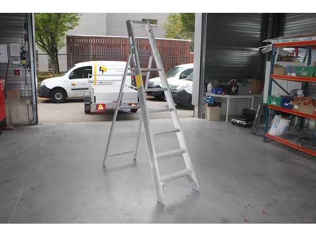Aluminium trap solide met vijf treden en bordes - afbeelding 1 van  2