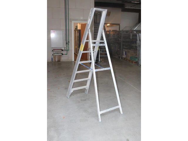 Aluminium trap solide met vijf treden en bordes - afbeelding 2 van  2