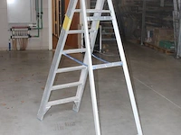 Aluminium trap solide met vijf treden en bordes - afbeelding 2 van  2
