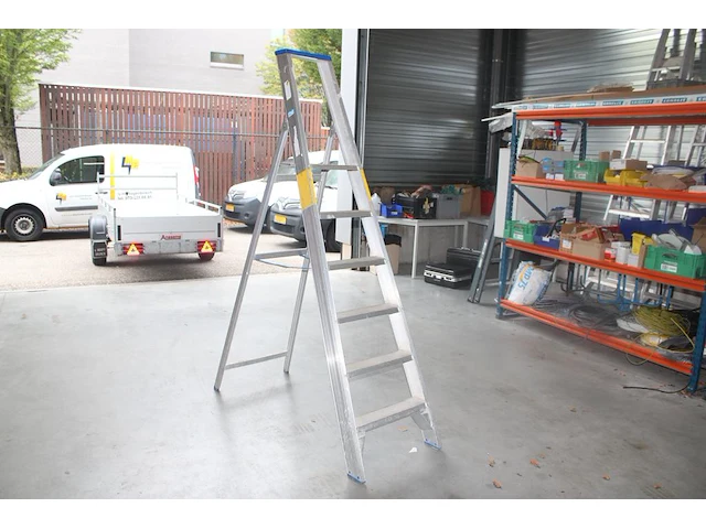Aluminium trap solide met vijf treden en bordes - afbeelding 1 van  2