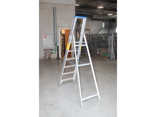 Aluminium trap solide met vijf treden en bordes - afbeelding 2 van  2
