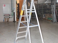 Aluminium trap solide met vijf treden en bordes - afbeelding 2 van  2