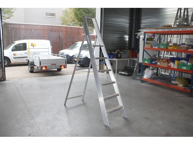 Aluminium trap solide met vijf treden en bordes - afbeelding 1 van  2