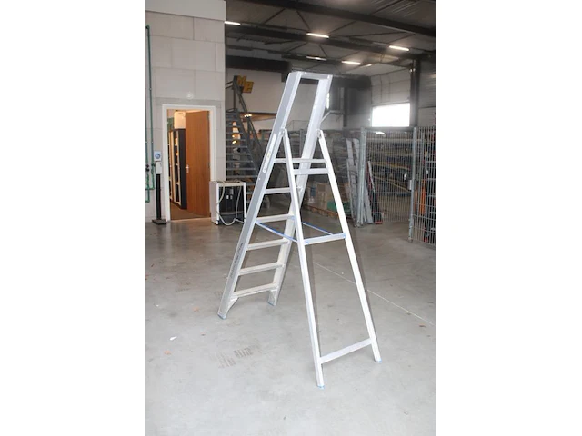 Aluminium trap solide met vijf treden en bordes - afbeelding 2 van  2