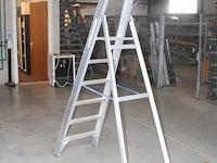 Aluminium trap solide met vijf treden en bordes - afbeelding 2 van  2