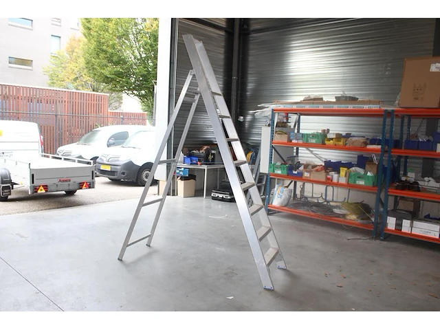 Aluminium trap solide met zes treden en bordes - afbeelding 1 van  2