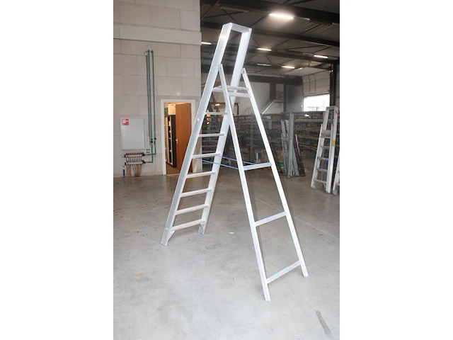 Aluminium trap solide met zes treden en bordes - afbeelding 2 van  2
