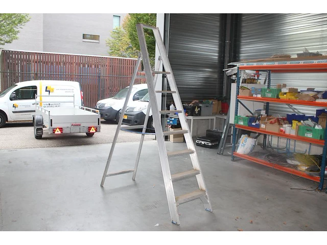 Aluminium trap solide met zes treden en bordes - afbeelding 1 van  2