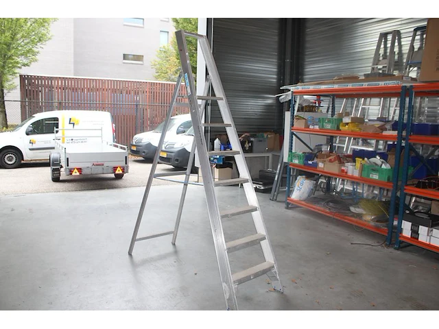 Aluminium trap solide met zes treden en bordes - afbeelding 1 van  2