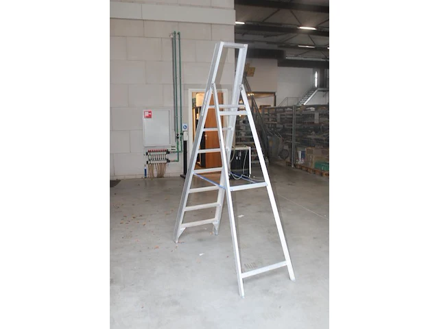 Aluminium trap solide met zes treden en bordes - afbeelding 2 van  2