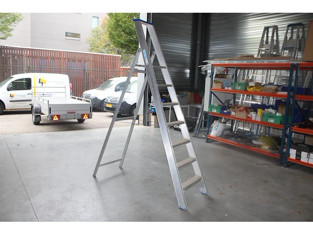Aluminium trap solide met zes treden en bordes - afbeelding 1 van  2