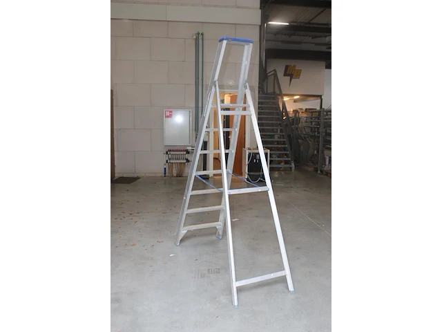 Aluminium trap solide met zes treden en bordes - afbeelding 2 van  2