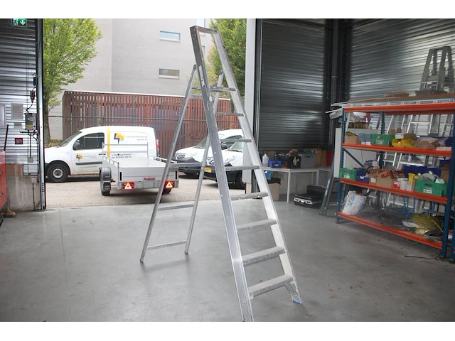Aluminium trap solide met zeven treden en bordes - afbeelding 1 van  2