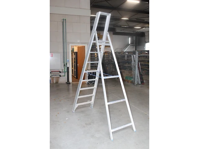 Aluminium trap solide met zeven treden en bordes - afbeelding 2 van  2
