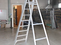 Aluminium trap solide met zeven treden en bordes - afbeelding 2 van  2