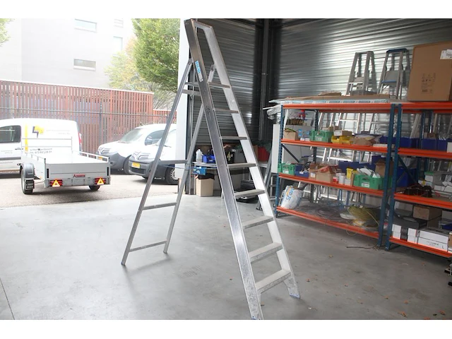 Aluminium trap solide met zeven treden en bordes - afbeelding 1 van  2