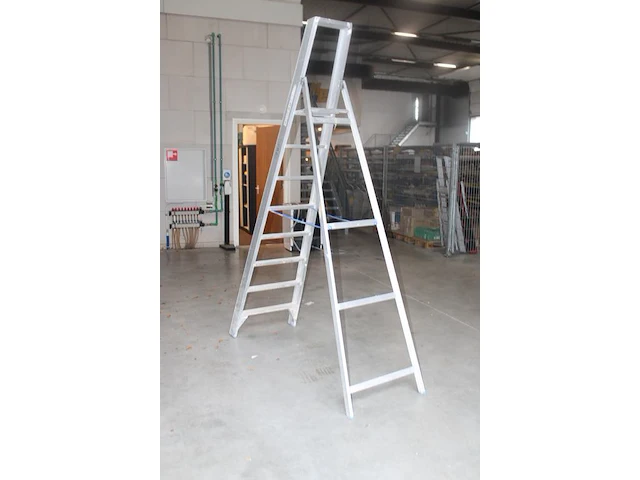 Aluminium trap solide met zeven treden en bordes - afbeelding 2 van  2