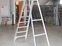 Aluminium trap solide met zeven treden en bordes - afbeelding 2 van  2