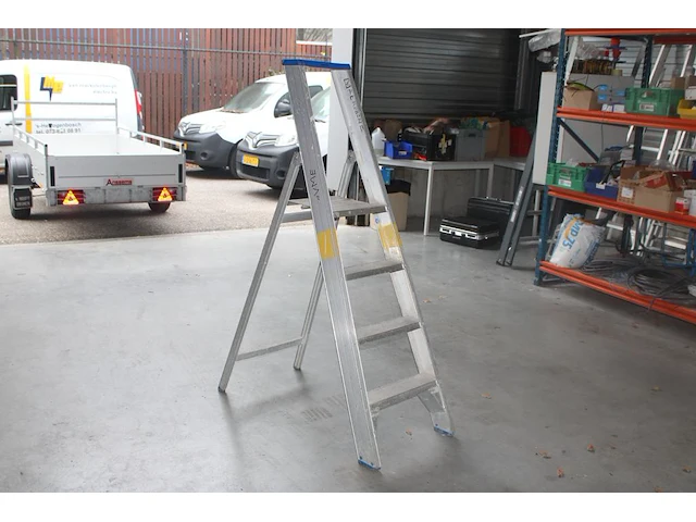Aluminium trap vgs met drie treden en bordes - afbeelding 1 van  2