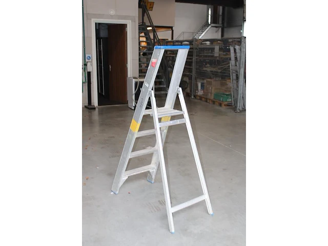 Aluminium trap vgs met drie treden en bordes - afbeelding 2 van  2